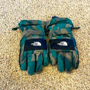 The North Face youth camo winter glove size medium, Montana